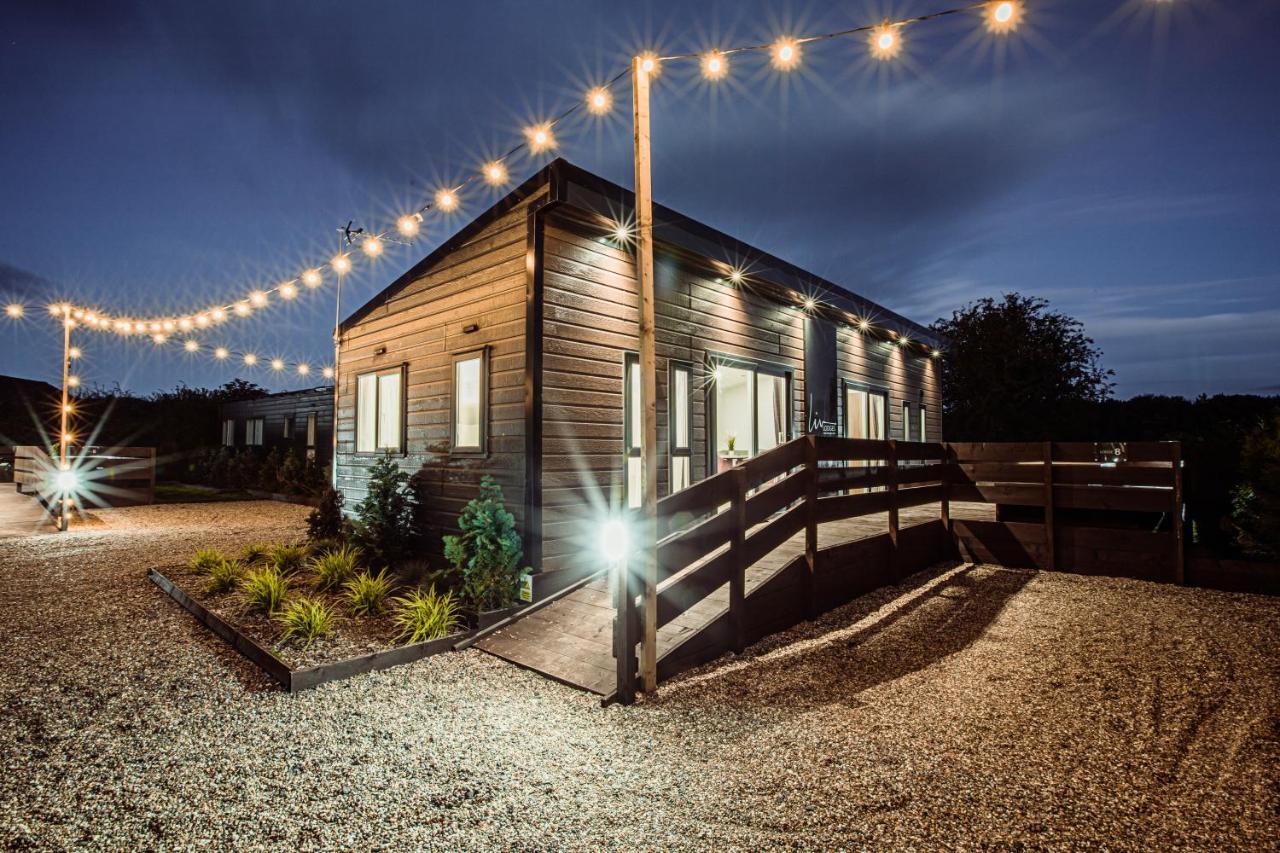 Black Bull Retreat, Barmston With Private Hot Tubs Driffield Exterior photo