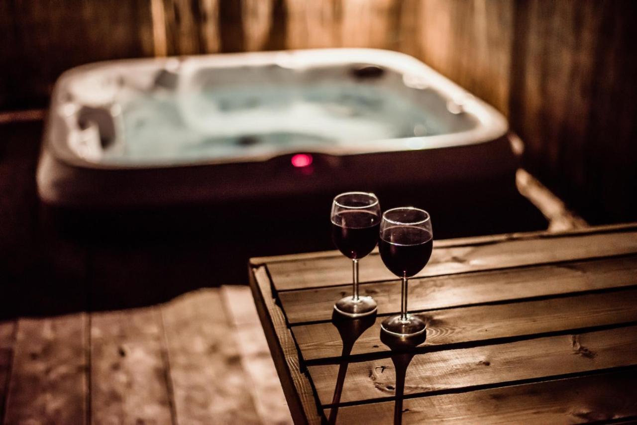 Black Bull Retreat, Barmston With Private Hot Tubs Driffield Exterior photo